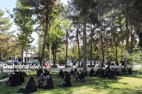 مادران انتظار | عکس&zwnj;هایی از مادران کنکوری&zwnj;ها پشت درهای بسته