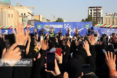 اجرای سرود «سلام فرمانده» با حضور دهه نودی ها در عرصه میدان شهدا