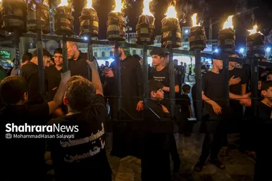 کودکان در کنار پیرغلامان آیین را همراهی می‌کنند.