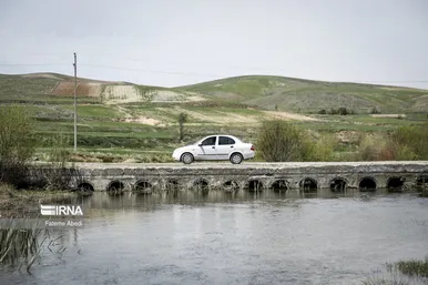 معلم و بچه‌های روستای بیاتان سوخته