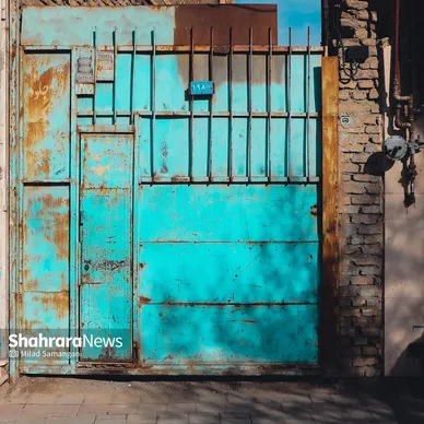 نشسته‌ام به در نگاه می‌کنم