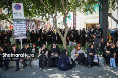 سوگواری دسته های عزاداری در خیابان های منتهی به حرم مطهر رضوی در دهه آخر صفر