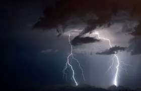ویدئو| لحظه هولناک برخورد آذرخش به یک ساختمان