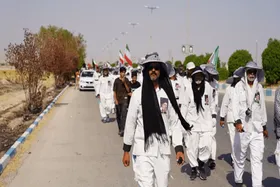 ویدئو | استقبال عراقی&zwnj;ها از کاروان پیاده اربعین با تصاویر رهبر انقلاب