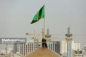 تعویض پرچم گنبد و پوش ضریح امام رضا(ع)
