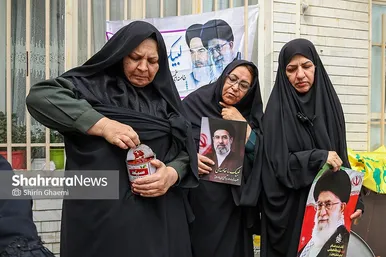 گزارش تصویری | بانوان مشهدی برای مردم حاضر در خیابان ها غذای نذری می پزند