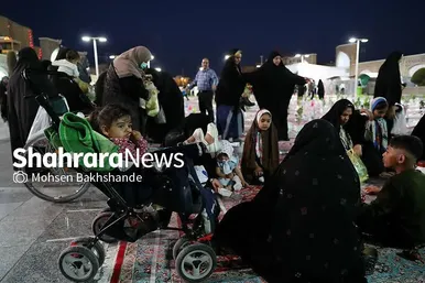 توزیع افطاری در باب الکاظم حرم مطهر امام رضا(ع)