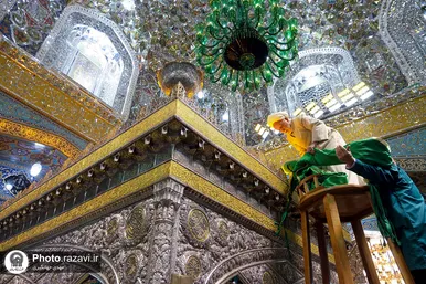 تعویض پرچم گنبد و پوش ضریح مطهر حرم رضوی همزمان با سوم ربیع الاول