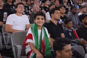 ویدئو| تصویرسازی از حضور &laquo;ماکان نصیری&raquo; در میان تماشاگران دیدار ایران و نیوزیلند