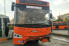 جزئیاتی از تصادف اتوبوس در بولوار پیروزی مشهد با ۷ خودرو | اتوبوس نارنجی، شهر را به&zwnj;هم ریخت