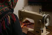 دختر ۱۲ ساله چرخ نداشت، پیراهن را با دست می‌دوخت! | روایت یک کارآفرین از ۲۰ سال آموزش رایگان خیاطی به زنان حاشیه شهر