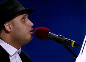 هومن لطفعلی خواننده نابینا در دور دوم عصر جدید هم خوش درخشید + فیلم