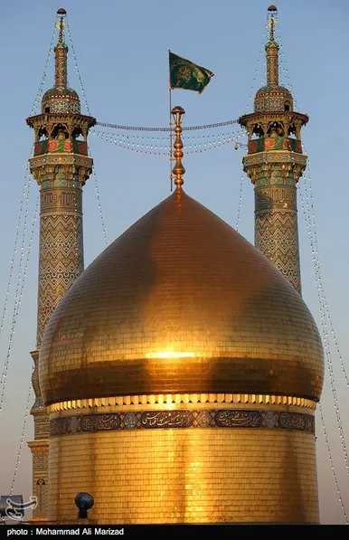 آیین تعویض پرچم گنبد حرم حضرت معصومه(س) و امام رضا (ع) به مناسبت آغاز دهه کرامت
