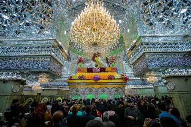 عکس‌هایی از گل‌آرایی ضریح شش گوشه امام حسین(ع)