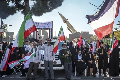 گزارش تصویری | تشکیل بزرگترین زنجیره انسانی جان فدا توسط مردم و دانشجویان مشهدی در دانشگاه فردوسی