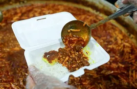 اطعام ۱۱ هزار نفر در بزرگ&zwnj;ترین سفره اطعام کشور در مشهد + فیلم