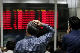 ثبت دومین افت هفتگی در بورس | عقب&zwnj;نشینی شاخص کل در روز پرنوسان بازار سهام