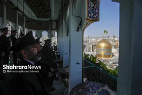 گزارش تصویری | تعویض پرچم گنبد حرم مطهر رضوی به مناسبت میلاد امام رضا(ع)