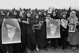 بررسی نقش بانوان در تحقق آرمان&zwnj;های انقلاب امام خمینی (ره)
