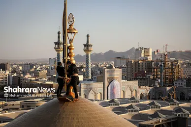 اهتزاز پرچم عزای حسینی بر فراز گنبد حرم رضوی