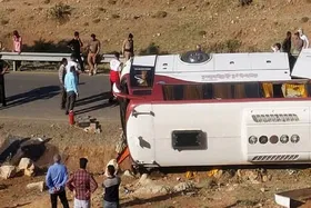 ۴ زائر مشهدی بر اثر واژگونی اتوبوس در عراق جان باختند | انتقال ۱۶ مصدوم به بیمارستان (۶ شهریورماه ۱۴۰۲)