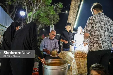گزارش تصویری | بانوان مشهدی برای مردم حاضر در خیابان ها غذای نذری می پزند