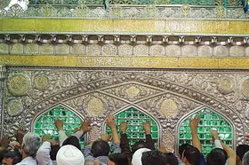 حال و هوای دور ضریح آقا