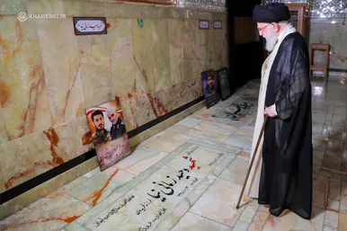 عکس‌هایی از حضور رهبر انقلاب بر مزار شهیدان امیرعبداللهیان، موسوی، جلادتی و زمانی‌نیا