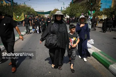 سوگواری دسته های عزاداری در خیابان های منتهی به حرم مطهر رضوی در دهه آخر صفر