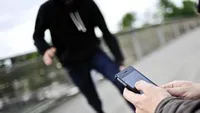 ویدئو| صحنه عجیب سرقت همزمان ۲ موبایل در مشهد