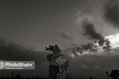 تندیس های افسانه ای شاهنامه در جلوخان آرامگاه فردوسی