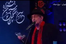 ویدئو | صحبت&zwnj;های فرهاد آییش پس&zwnj;از دریافت سیمرغ بهترین بازیگر نقش مکمل مرد برای فیلم موسی کلیم الله
