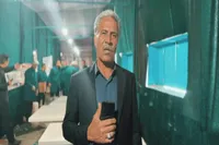 ویدئو | پذیرایی شیرازی‌ها با فالوده و بستنی از زائران امام رضا(ع) در صحن مطهر رضوی