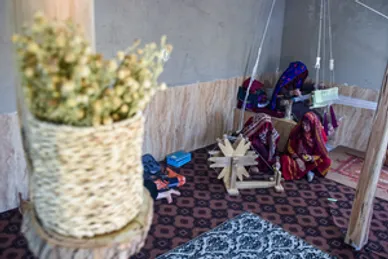 تصاویری زیبا از ابریشم‌بافی زنان در «جَرگَلان» خراسان شمالی