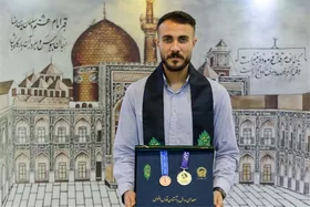 اهدای مدال قهرمانی ملی&zwnj;پوش فوتبال ساحلی به موزه آستان قدس