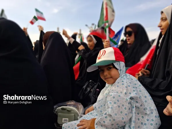 مهر وطن بر قلب | حضور پرشور دختران مشهدی در اجتماع بزرگ «مشت‌های گره کرده» در حرم مطهر رضوی + فیلم و تصاویر