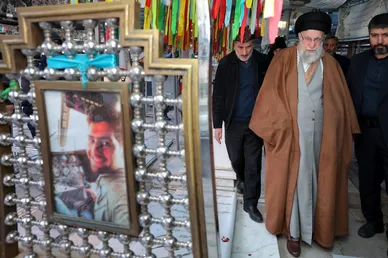 گزارش تصویری | حضور رهبر معظم انقلاب در مرقد مطهر بنیان‌گذار کبیر جمهوری اسلامی ایران و مزار شهدای نظام و دفاع مقدس (۱۱ بهمن ۱۴۰۳)