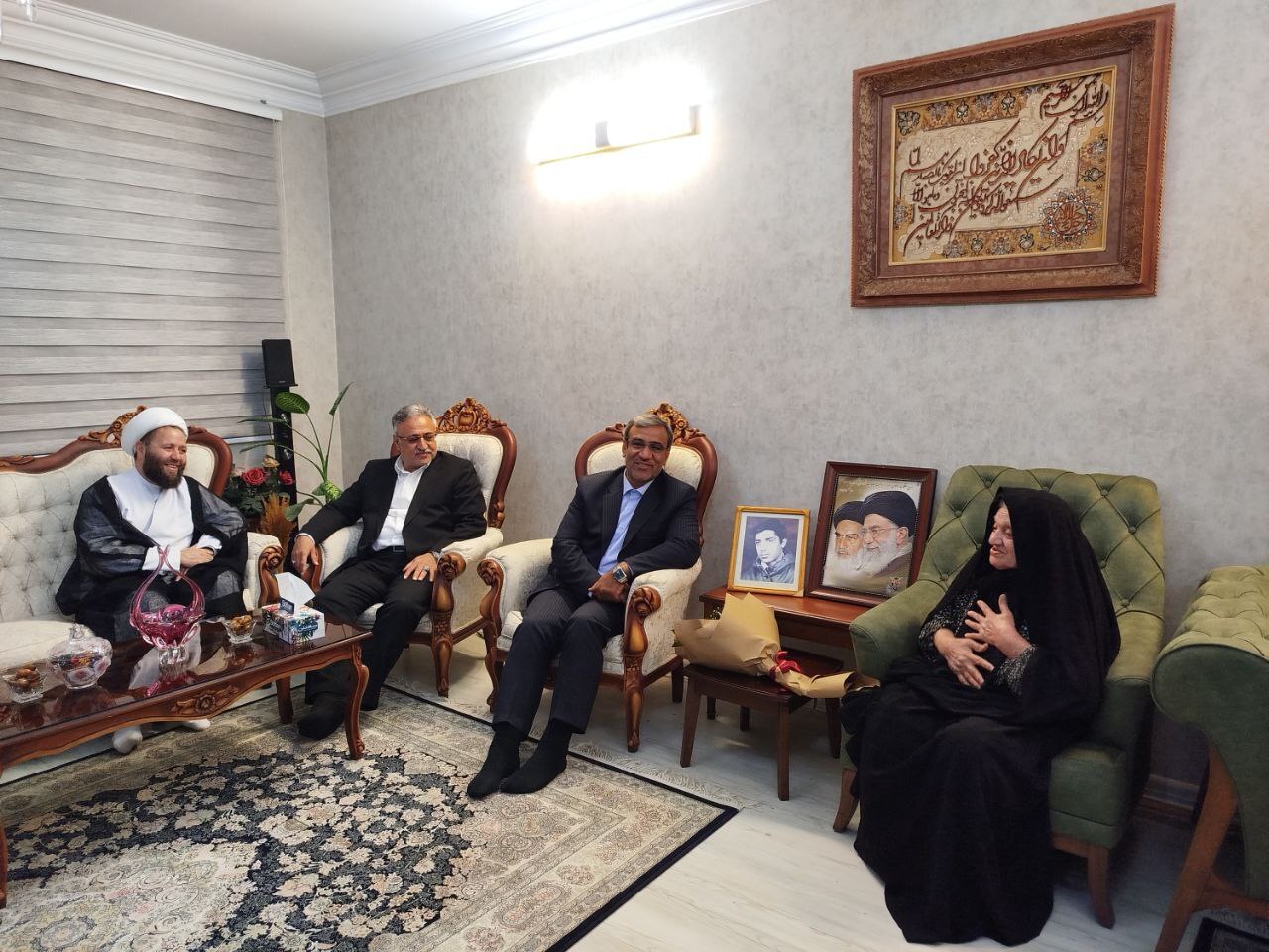 دیدار استاندار خراسان رضوی با خانواده‌های یک شهید و یک جانباز  ۷۰درصد در مشهد