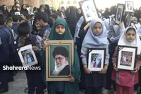 سلامی کودکانه به امام مهربانی‌ها | زیارت نیابتی کودکان مشهدی در حرم مطهر امام رضا(ع) به یاد ۱۶۸ شهید دانش‌آموز میناب
