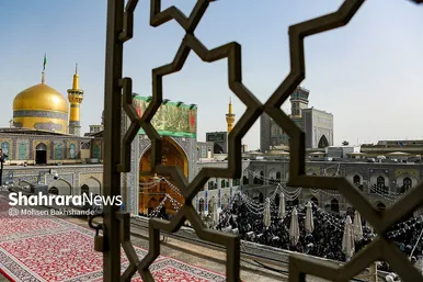تعویض پرچم گنبد و پوش ضریح امام رضا(ع)