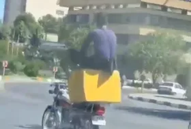 حرکت عجیب پیک موتوری در بلوار وکیل آباد مشهد