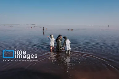 گزارش تصویری | شنا در ارومیه «نیمه‌جان»