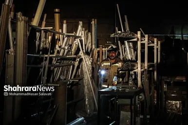 مهار حریق انبار کاغذ دیواری در مشهد