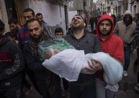 شهادت ۴ فلسطینی دیگر در حمله هوایی رژیم اسرائیل به یک مجتمع مسکونی در غرب غزه