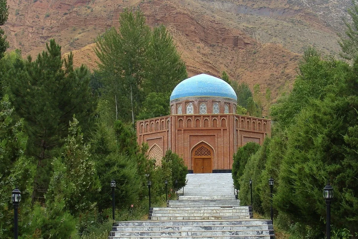 انتقال مشتی از خاک مقبره رودکی به استان خراسان | بوی جوی مولیان در نیشابور