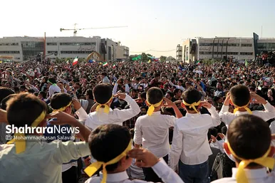 اجرای سرود «سلام فرمانده» با حضور دهه هشتادی و نودی ها در عرصه میدان شهدا مشهد