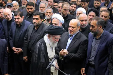 عکس‌هایی از اقامه نماز رهبر انقلاب بر پیکر مجاهد بزرگ شهید اسماعیل هنیه