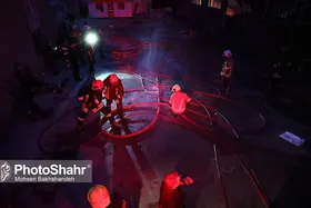 حضور ۱۲۰ آتش&zwnj;نشان در عملیات مهار حریق انبار لوازم خانگی در شرق مشهد&nbsp;