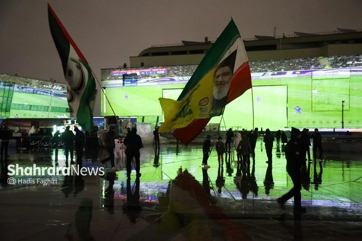 جشن صعود تیم ملی به جام جهانی در میدان شهدای مشهد + فیلم