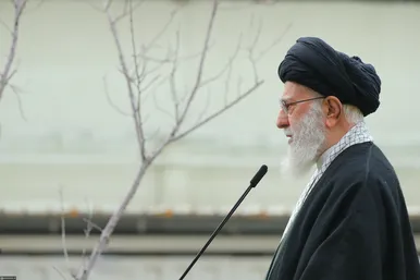 کاشت نهال در روز درختکاری توسط رهبر معظم انقلاب